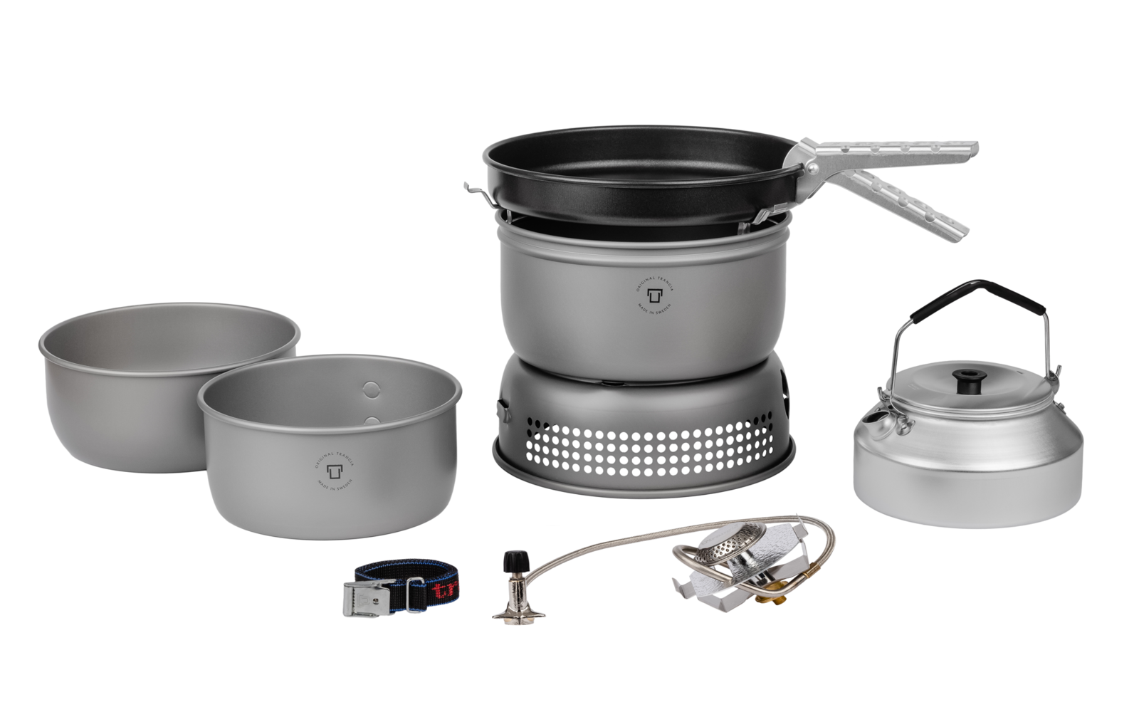 Campingkocher-Set mit Töpfen, Pfanne, Wasserkocher und Brenner auf weißem Hintergrund