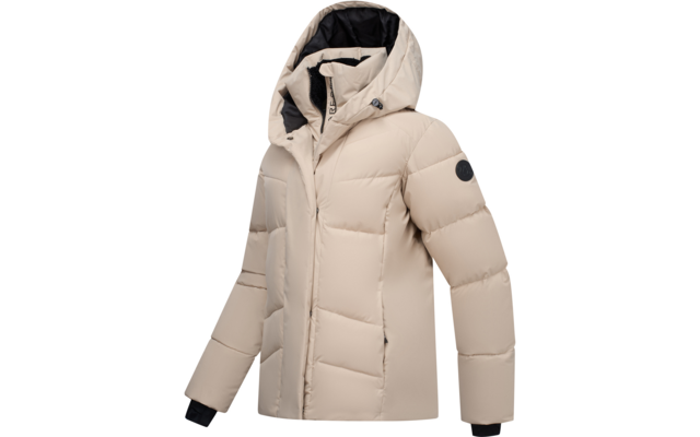 Beige gesteppte Jacke mit Kapuze, schwarzem Innenfutter, verdecktem Reißverschluss, seitlichen Reißverschlusstaschen und rundem schwarzem Aufnäher am linken Oberarm