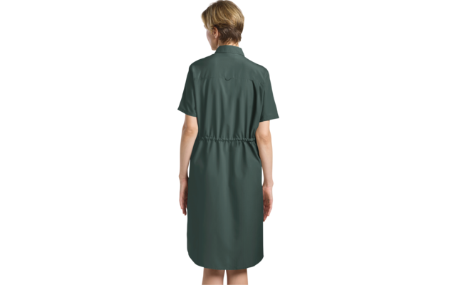 Person von hinten mit kurzem blondem Haar, trägt dunkelgrünes, knielanges kurzärmeliges Kleid mit Taillenzug; weißer Hintergrund