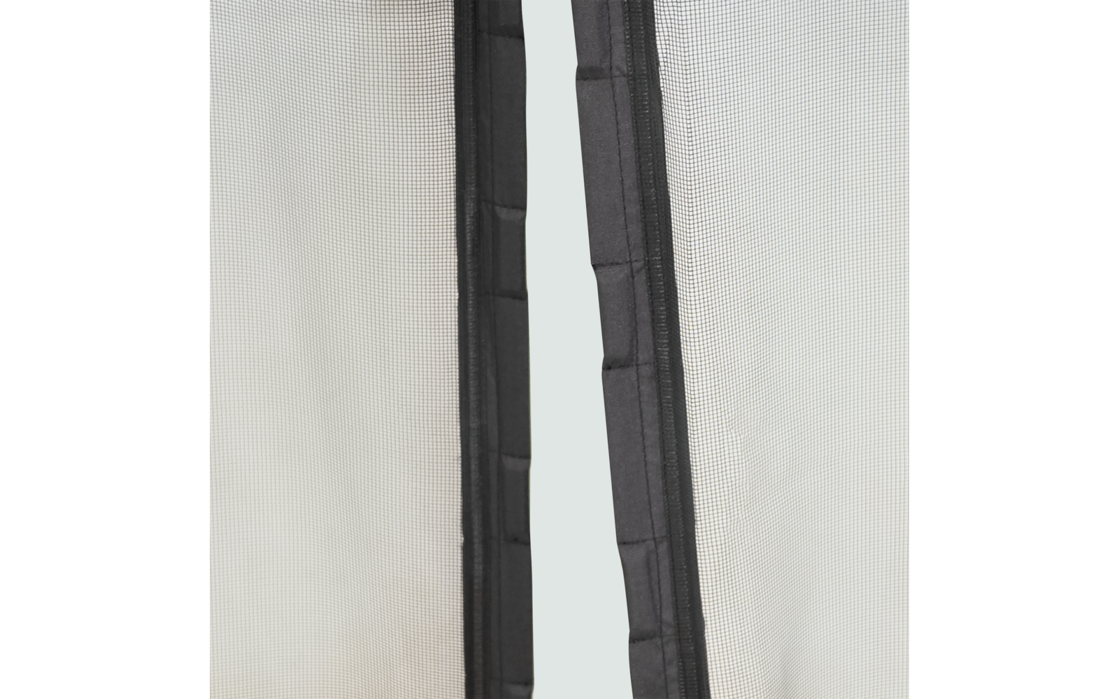 Deux bandes verticales en tissu noir avec coutures apparentes, un étroit espace gris clair entre elles et un tissu à mailles fines gris clair sur les côtés