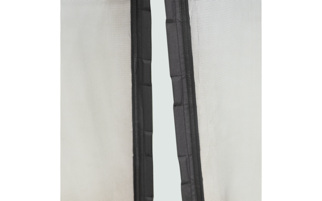 Deux bandes verticales en tissu noir avec coutures apparentes, un étroit espace gris clair entre elles et un tissu à mailles fines gris clair sur les côtés