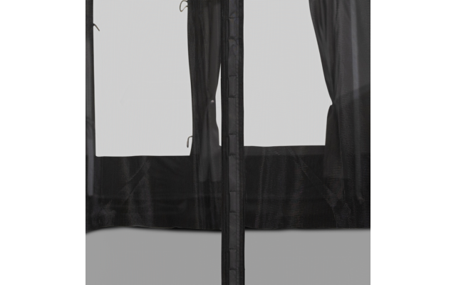 Gros plan sur deux vitres séparées par un montant vertical, avec un rideau noir transparent