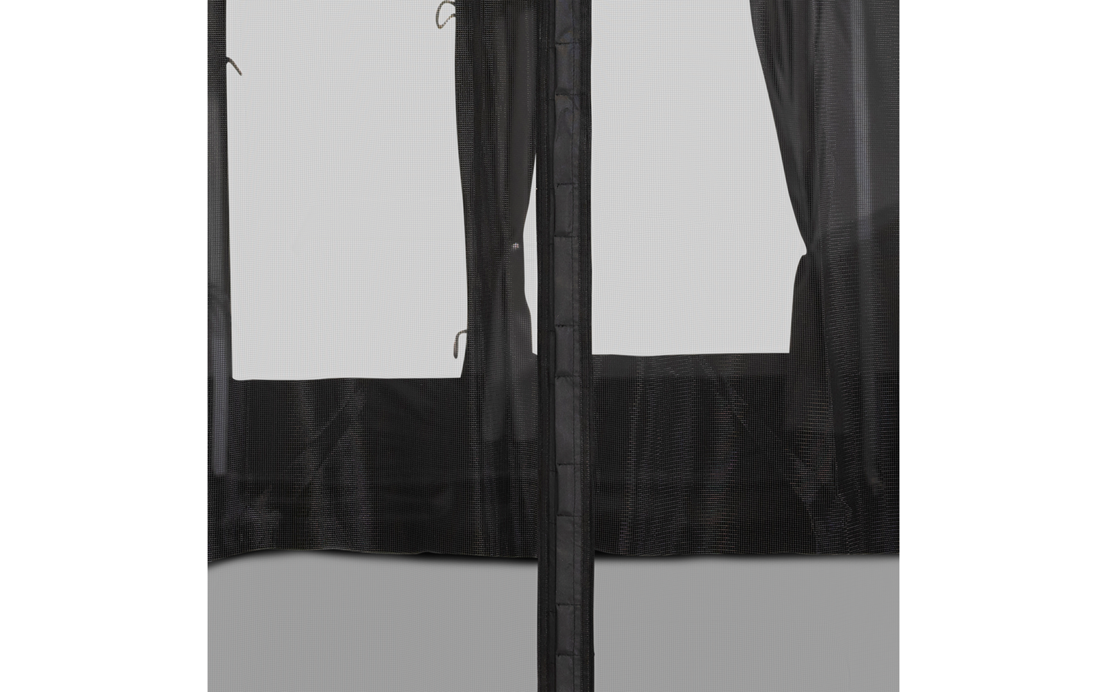 Gros plan sur deux vitres séparées par un montant vertical, avec un rideau noir transparent