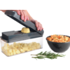 Handen persen een teentje knoflook met een knoflookpers boven een kom met gehakte knoflook. Naast de kom staat een zwart bord met geplette knoflook en wat kruiden