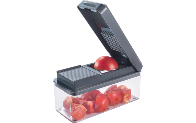 Open eierdoos met rode tomaten