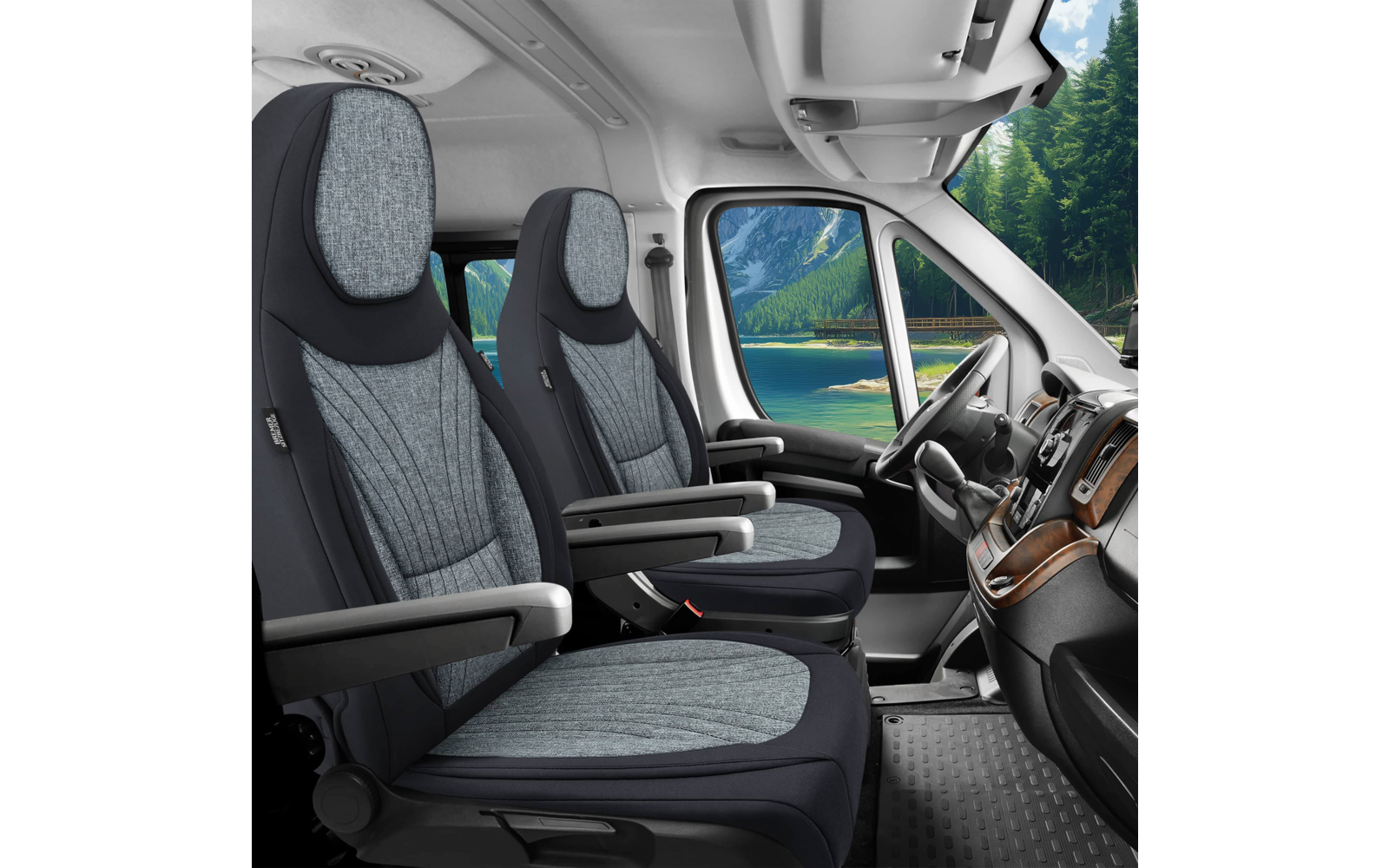 Zwei gepolsterte Vordersitze mit Armlehnen, Lenkrad und Armaturenbrett; Seitenscheibe zeigt See, Berge und Wald