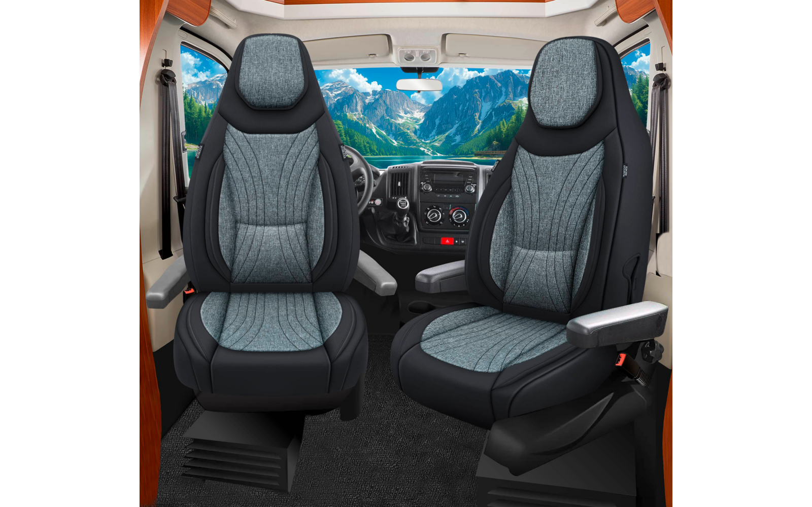 Zwei gepolsterte Vordersitze in Grau und Schwarz vor Armaturenbrett und Lenkrad; durch die Windschutzscheibe Berge und See sichtbar