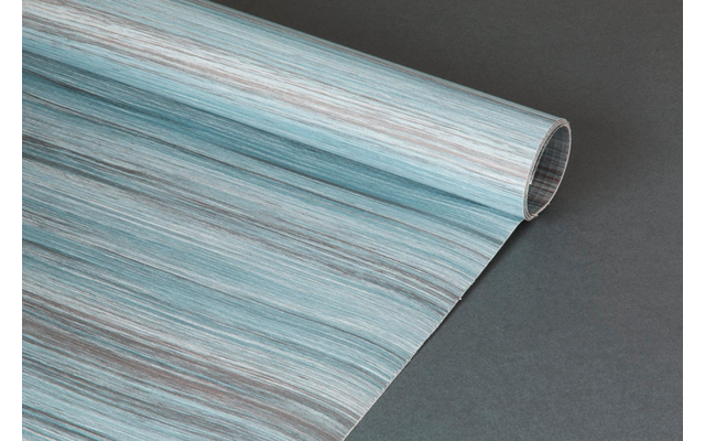 Aufgerolltes Blatt mit bläulich-grau-brauner Holzmaserung, rechte Kante eingerollt, auf dunkelgrauem Untergrund