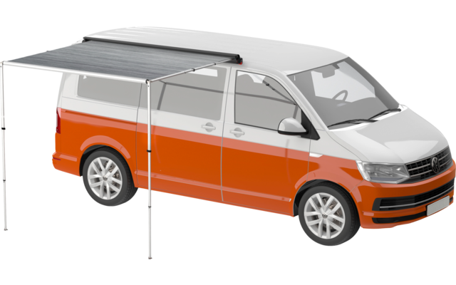 Weiß-oranger Van mit seitlich ausgefahrener Markise und zwei Stützbeinen auf weißem Hintergrund