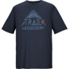 T-shirt blu scuro con stampa: montagne stilizzate, parola 'TRAIL' in grande, sotto 'ADVENTURE' e un emblema rotondo rosso a destra