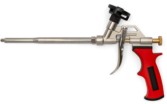 Metallpistole mit langem dünnem Metallrohr, Abzug, rotem Griff mit schwarzem Einsatz und Messing-Drehknopf, auf weißem Hintergrund