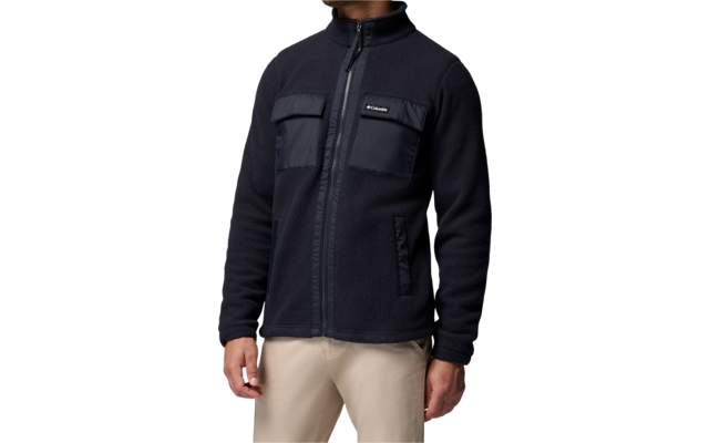 Mann trägt schwarze Jacke mit Reißverschluss und zwei Brusttaschen