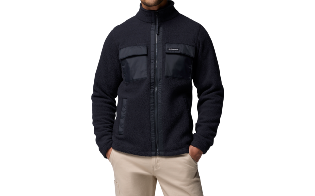 Mann trägt schwarze Fleecejacke vor weißem Hintergrund