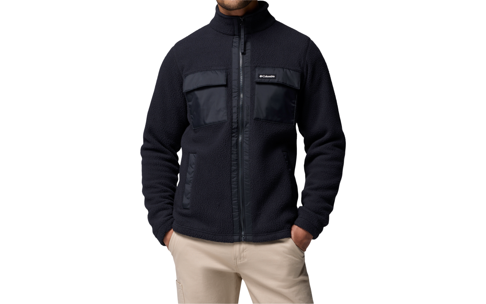 Mann trägt schwarze Fleecejacke vor weißem Hintergrund