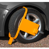 Auto met een gele wielklem op de voorband op een geplaveide ondergrond