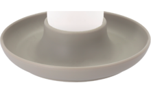 Wit ei in een grijze eierdop op een witte achtergrond