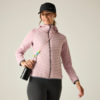 Person mit schwarzer Baseballkappe, rosa gesteppter Jacke, schwarzen Leggings, hält schwarze Trinkflasche an Schulterband, heller einfarbiger Hintergrund