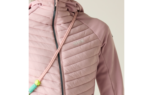 Nahaufnahme des Vorderteils einer rosafarbenen, gestepp­ten Kapuzenjacke mit vertikalem Reißverschluss, Kordel mit grünem Stopper und kleinem weißen Logo auf der Brust