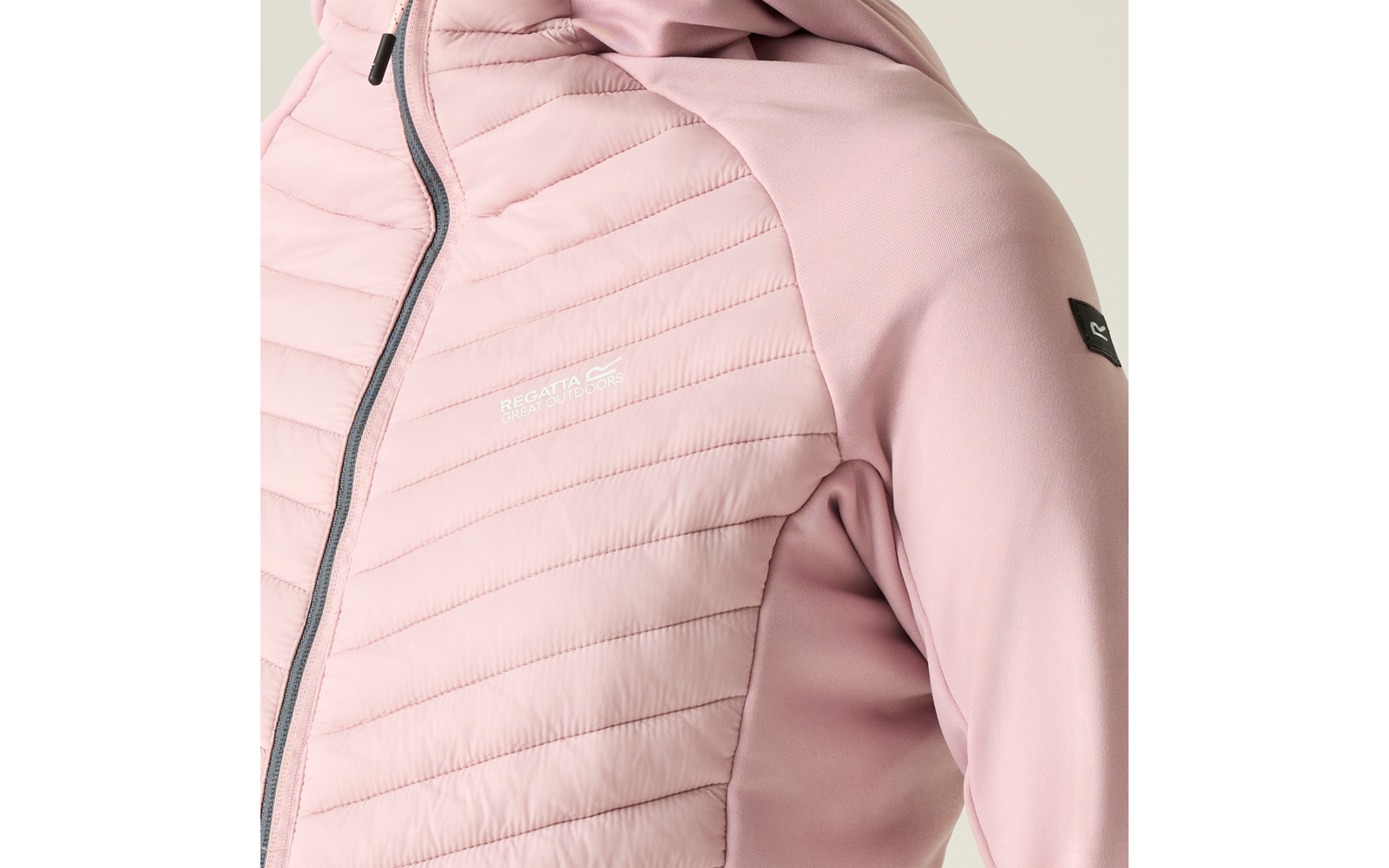 rosa gesteppte Jacke mit Reißverschluss, Kapuze und sichtbarem Logo "Regatta" auf der Brust