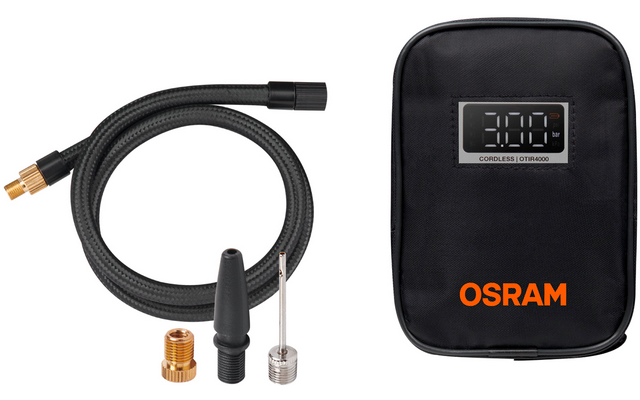 Geflochtener Schlauch mit Metallanschlüssen, drei Adapter (schwarze Kunststoffdüse, Metallnadel, Messingadapter) und schwarzes Etui mit digitaler Anzeige und orangefarbenem OSRAM-Logo