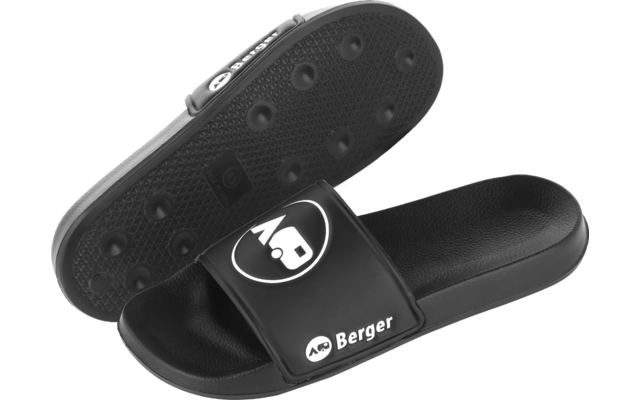 Schwarze Slides, ein Paar, eines auf dem anderen liegend, eines zeigt die Profilsohle mit Noppen, breite Riemen mit rundem Logo und Schriftzug 'Berger'