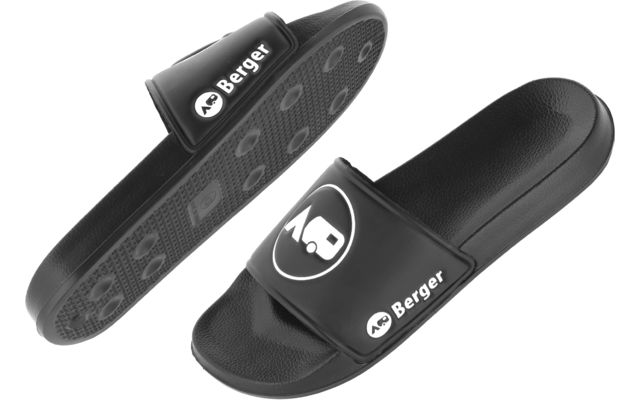 Zwei schwarze Slide-Sandalen auf weißem Hintergrund, eine von oben, eine umgedreht mit sichtbarer Sohle; weißer Markenname "Berger" und weißer Kreis mit schwarzem Symbol auf dem Riemen