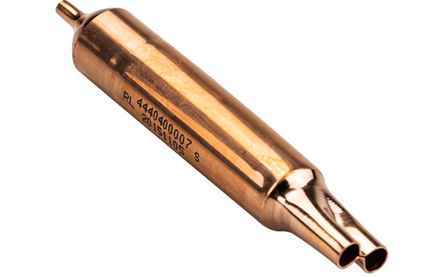 Kupferfarbener metallischer Zylinder mit Prägung, an einem Ende zwei kleine Öffnungen, am anderen Ende ein Gewindestift