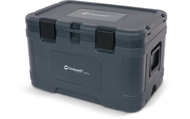 Cassa in plastica grigio scuro con due chiusure nere sul coperchio, apertura per la maniglia a destra e logo Outwell visibile sul davanti