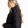Seitenansicht eines blonden Frau mit langem Zopf, sie trägt eine schwarze Winterjacke