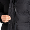 Nahaufnahme einer Person, die eine schwarze Jacke zuknöpft