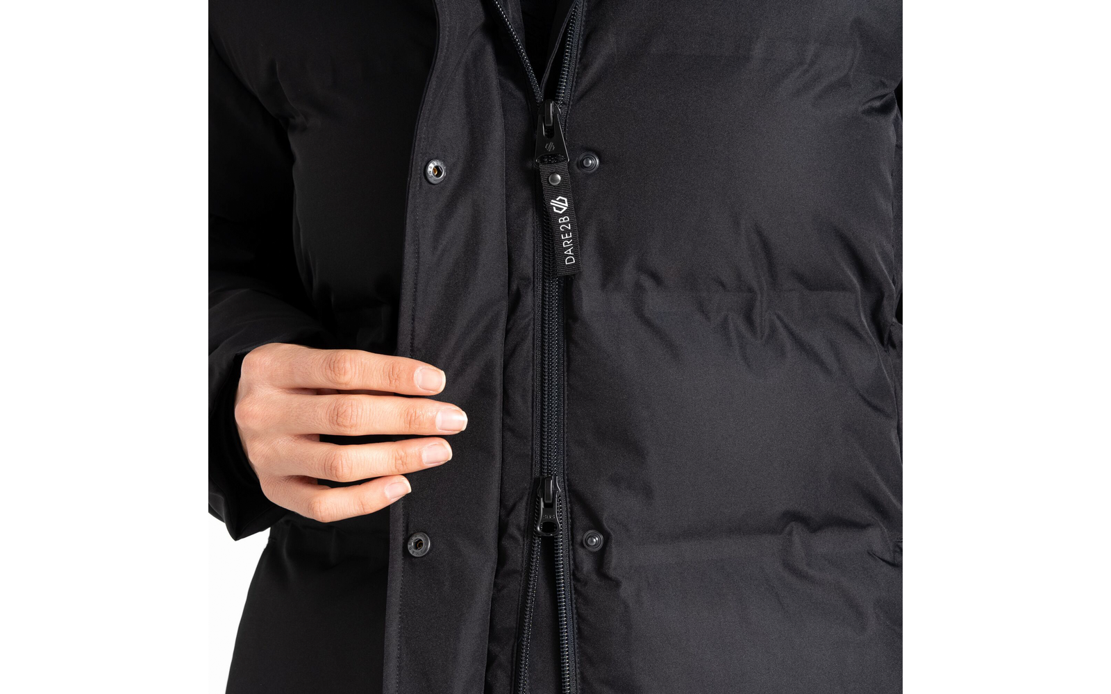 Nahaufnahme einer Person, die eine schwarze Jacke zuknöpft