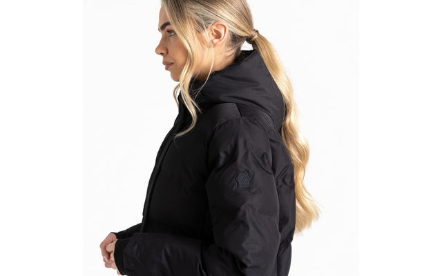 Seitenansicht eines blonden Frau mit langem Zopf, sie trägt eine schwarze Winterjacke