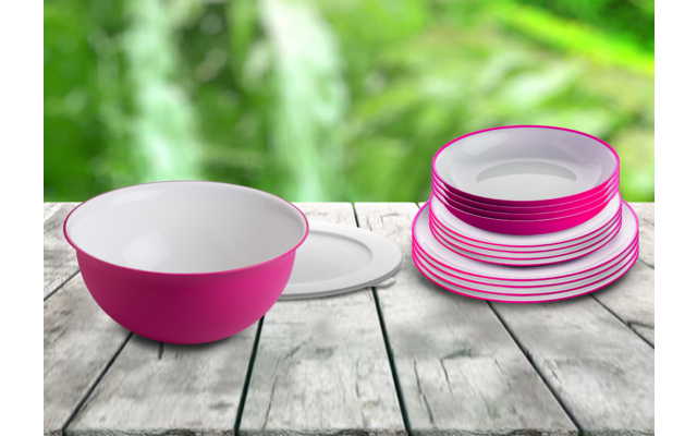 Verschillende kommen en borden in wit en roze op een houten tafel