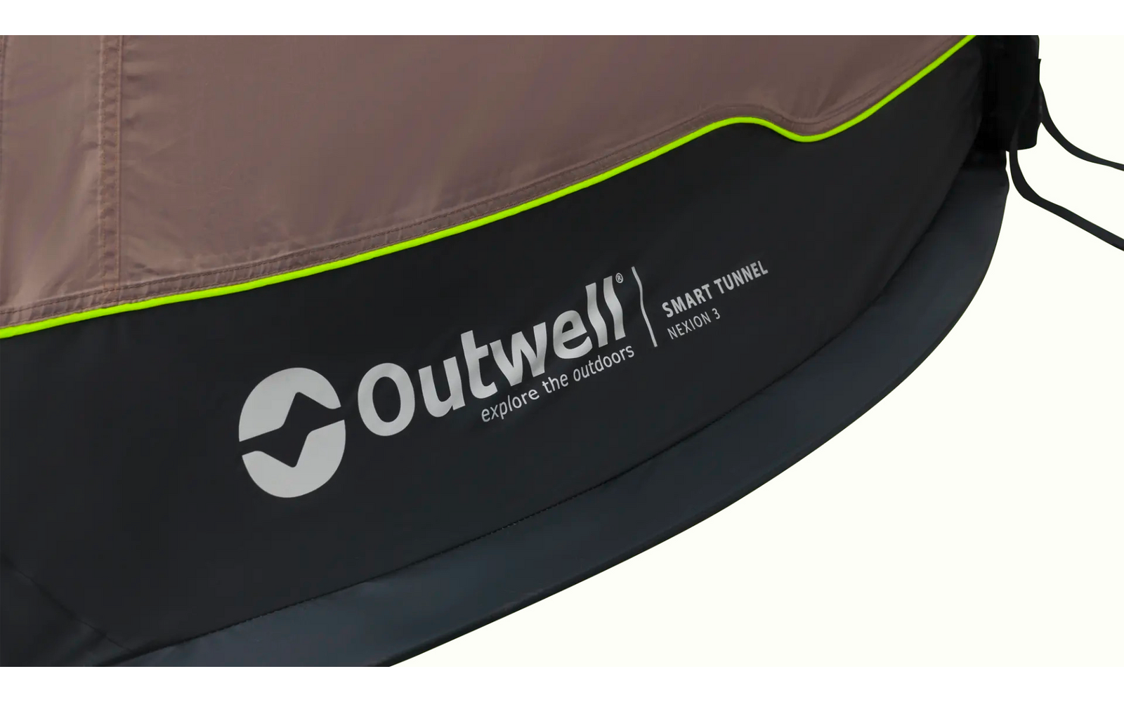 Unterer Bereich eines Zelts mit schwarzem Boden, weißem "Outwell"-Logo, neon-gelber Ziernaht, beiger Zeltwand und zwei schwarzen Zugschnüren