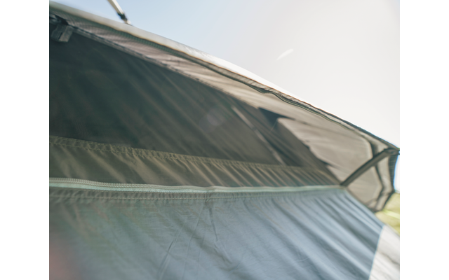 Nahaufnahme eines geöffneten Zeltdachs mit Netz-Innenwand und Reißverschlussnaht, heller Himmel im Hintergrund