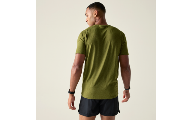 Personne aux cheveux courts et foncés, vue de dos, légèrement tournée vers la gauche, portant un T‑shirt vert olive et un short de sport noir court, bracelets aux deux poignets, arrière‑plan uni et clair