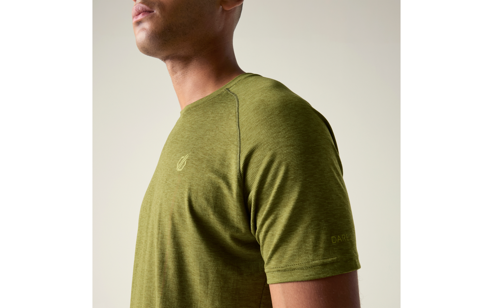 Buste d'une personne portant un t-shirt vert olive, menton et cou partiellement visibles