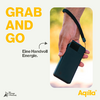 Main tenant un smartphone avec une poignée noire sur fond blanc, texte ‚GRAB AND GO‘ et ‚Une poignée d'énergie.‘