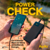 Main tenant un smartphone à côté d'un appareil noir avec écran et câble de connexion sur fond flou