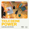 Trois personnes allongées sur un lit avec différents appareils électroniques comme un ordinateur portable, une tablette et un smartphone