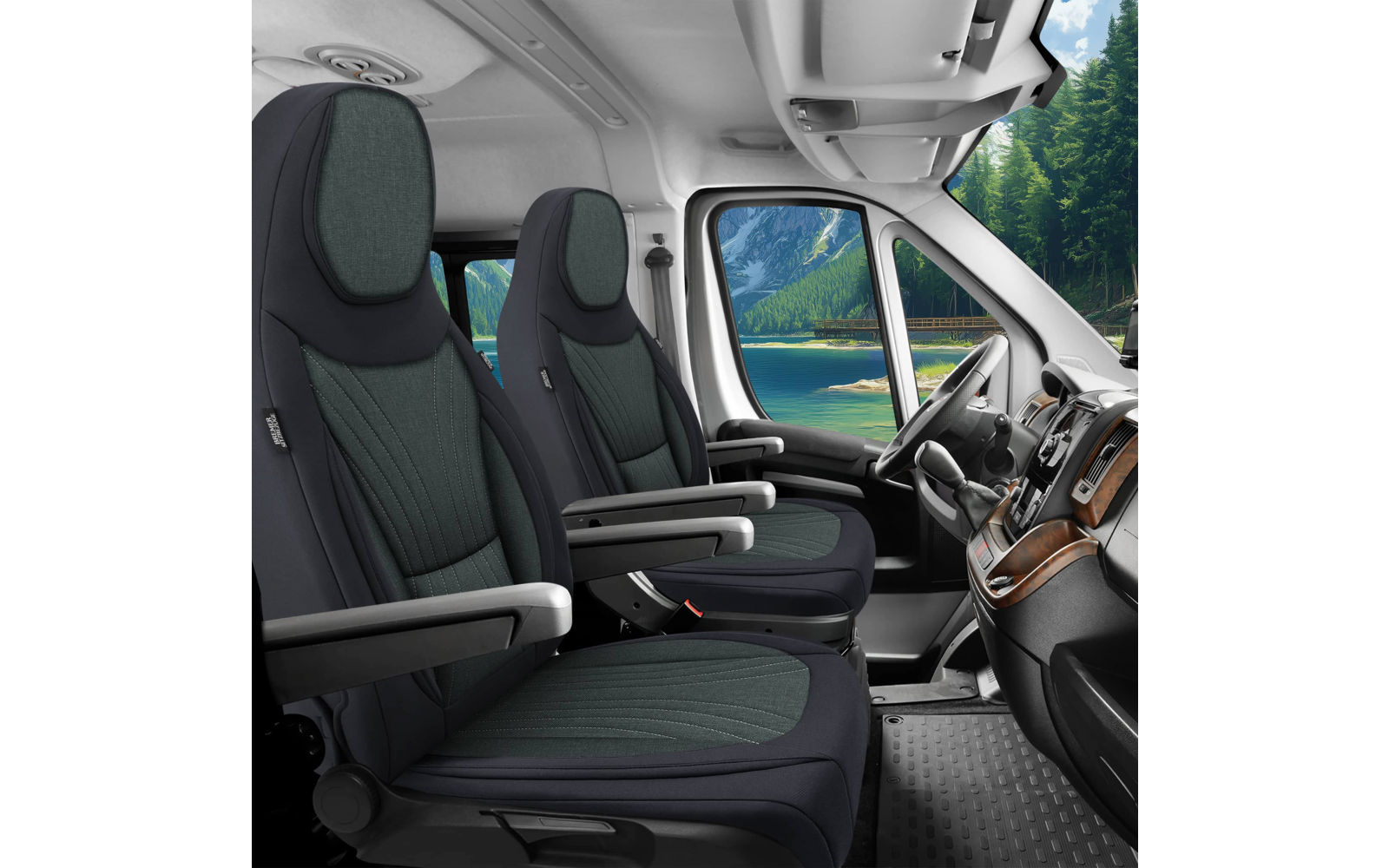 Innenraum eines Fahrzeugs mit zwei Vordersitzen, Armlehnen, Lenkrad und seitlicher Fensteraussicht auf einen See und Berge mit Bäumen