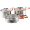 Drei silberne Metall-Kochgefäße: zwei mit Deckeln und eines als flache Pfanne, alle mit orangefarbenen Klappgriffen, auf weißem Hintergrund