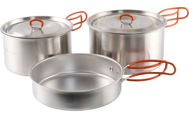 Drei silberne Metall-Kochgefäße: zwei mit Deckeln und eines als flache Pfanne, alle mit orangefarbenen Klappgriffen, auf weißem Hintergrund