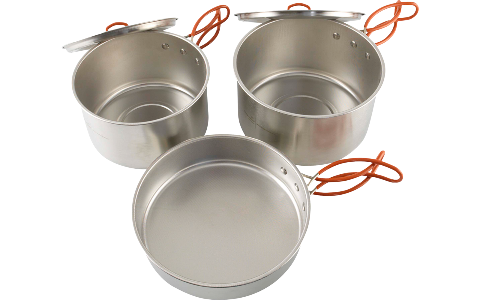Drei silberne Metalltöpfe/-pfanne mit orangefarbenen klappbaren Griffen; vorn eine flache Pfanne, hinten zwei tiefere Töpfe, einer mit Deckel