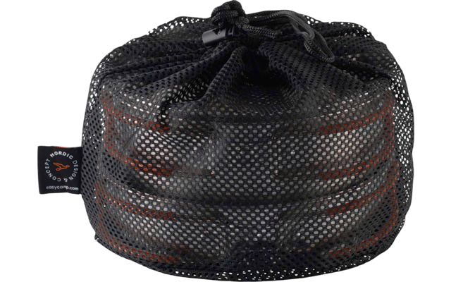 Schwarzer Netzbeutel mit Zugschnur, darin mehrere gestapelte runde Gegenstände mit orangenen Kanten; kleines schwarzes Etikett an der Seite; weißer Hintergrund