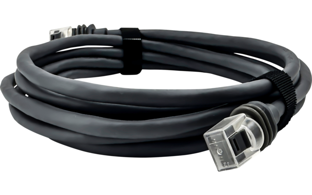 Schwarzes, aufgerolltes Netzwerkkabel mit zwei RJ45-Steckern auf weißem Hintergrund