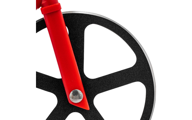 Gros plan d'une roue noire avec cinq découpes triangulaires et un bras métallique rouge avec un boulon argenté sur fond blanc