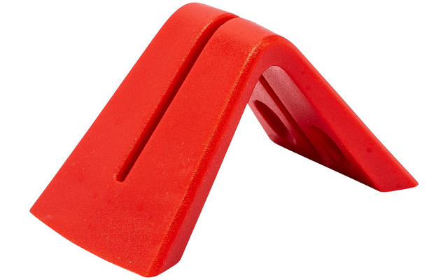 Objet rouge en forme de coin avec deux fentes parallèles et bords arrondis