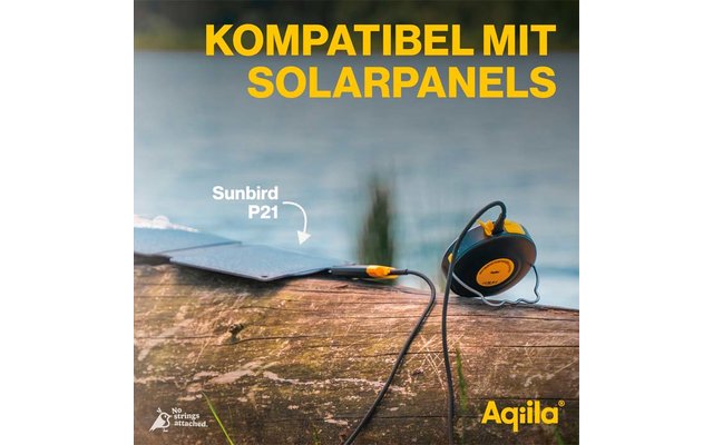 Een digitaal meetinstrument meet de spanning van een zonnepaneel dat met een kabel is verbonden