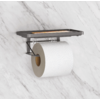 Weißes Toilettenpapier auf einem grauen Halter an einer Marmorwand